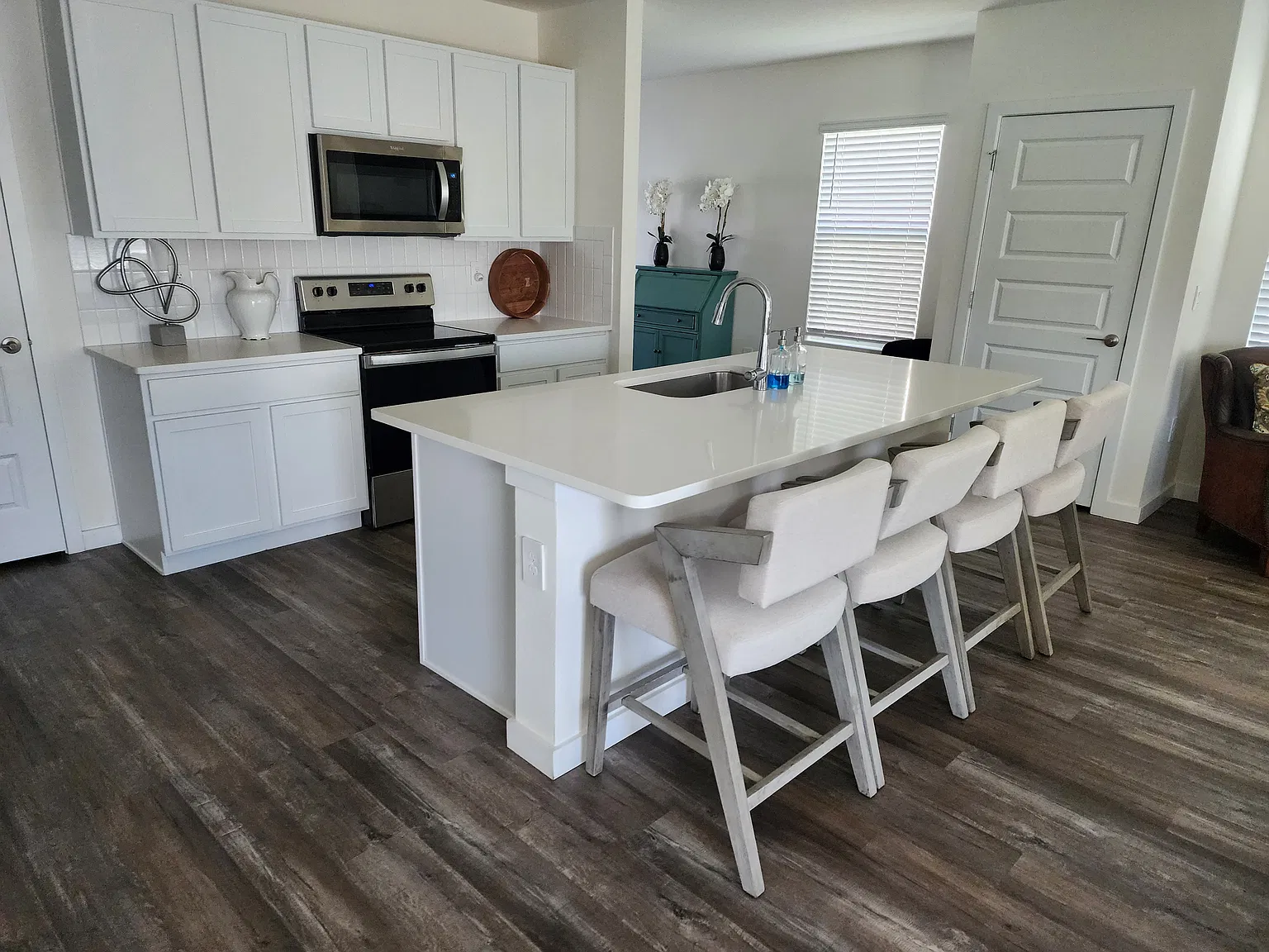 4 bed, 2.5 bath, 2260 sqft, $3,400 — Photo 3