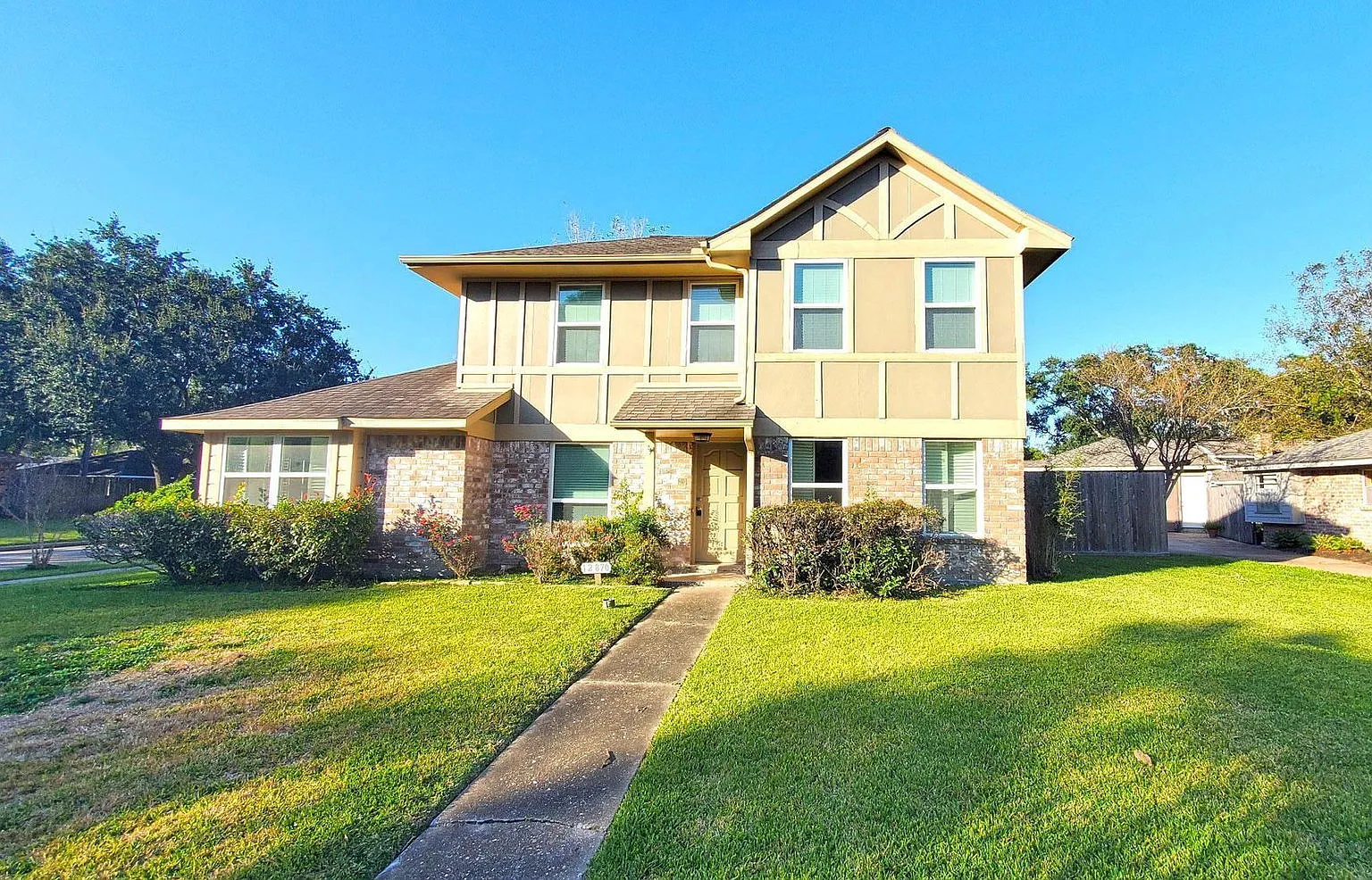 4 bed, 2.0 bath, 2015 sqft, $2,400 — Photo 1