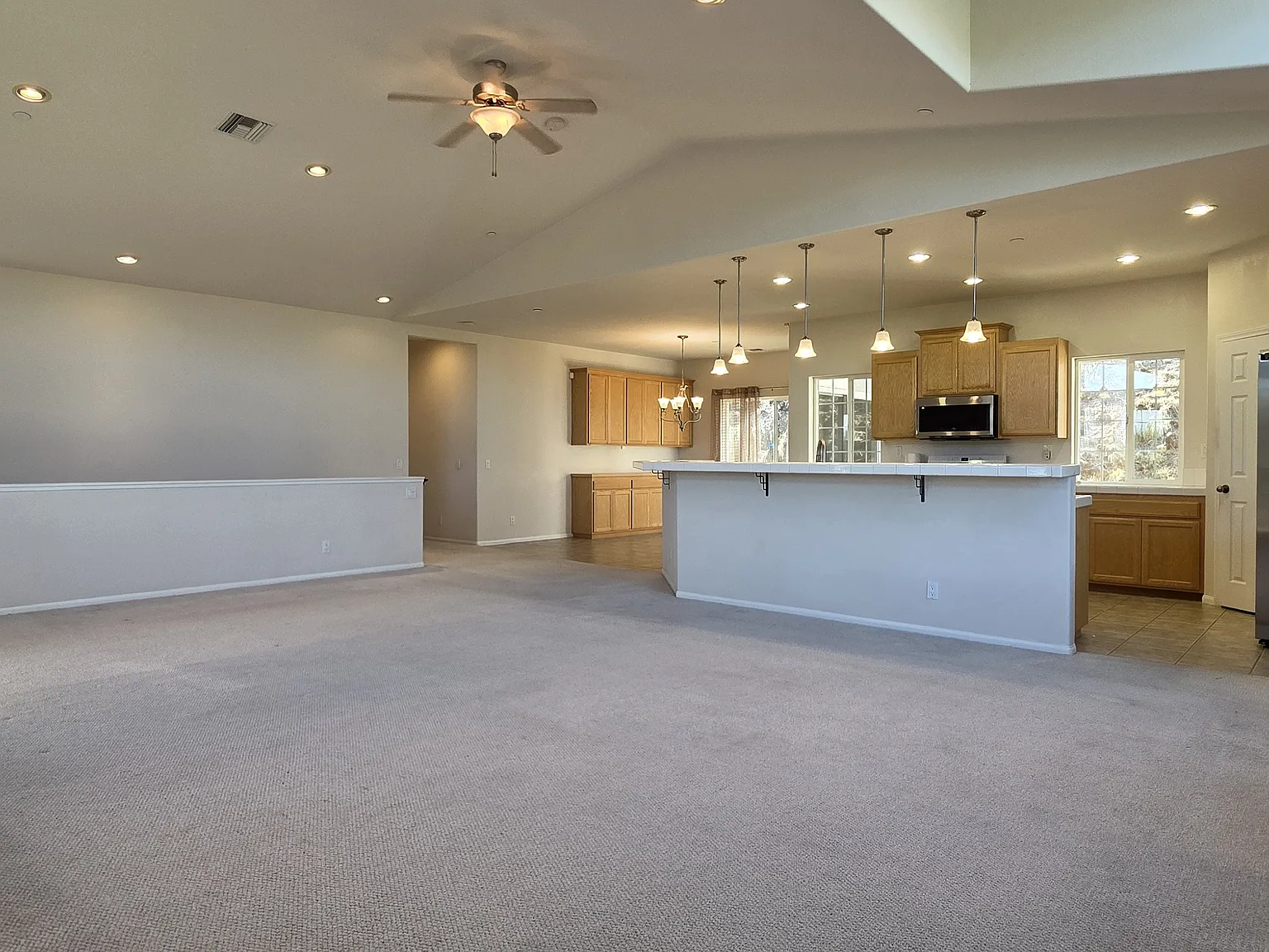 4 bed, 2742 sqft, $4,600 — Photo 4