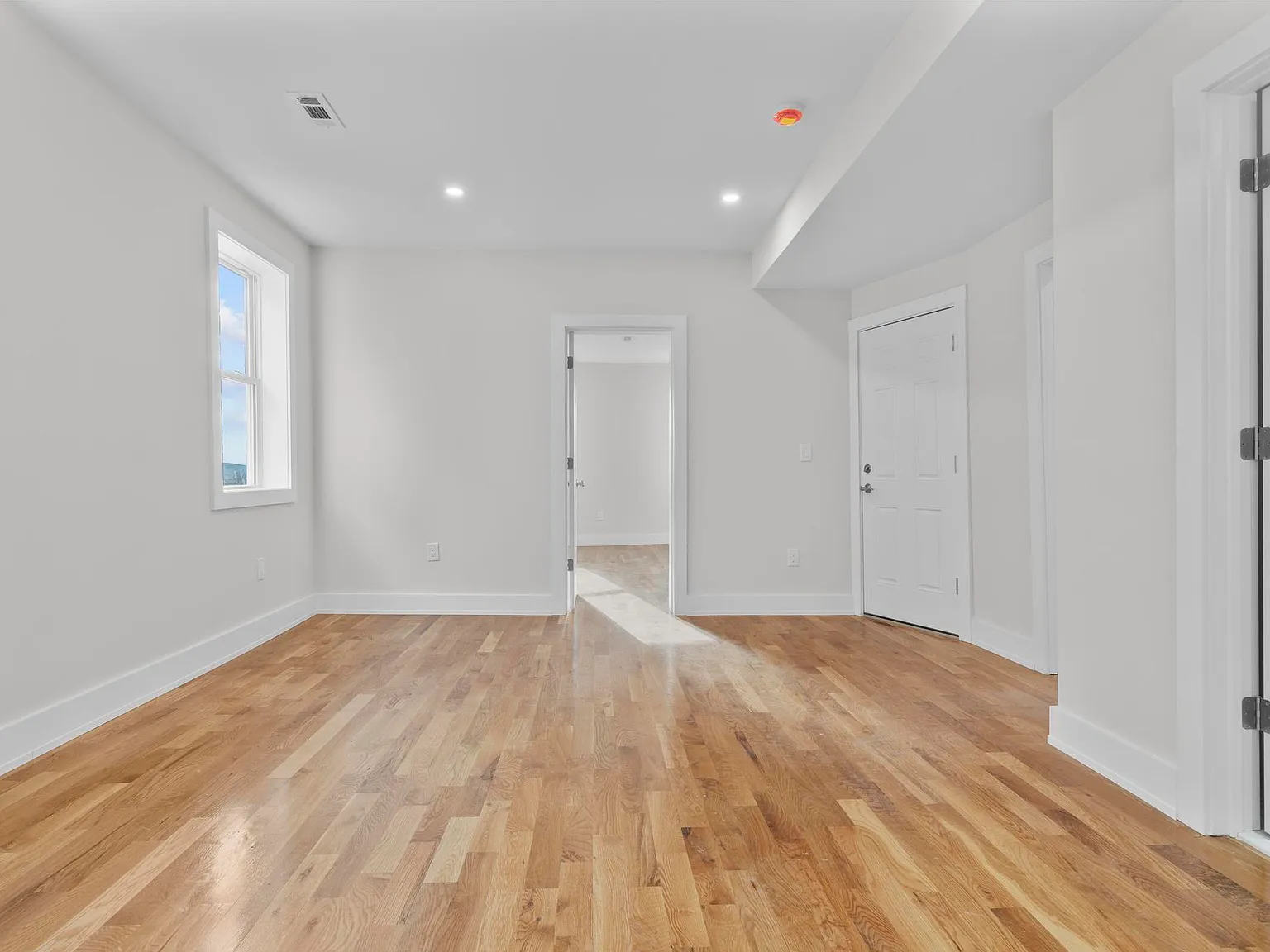 4 bed, 1271 sqft, $2,150 — Photo 3