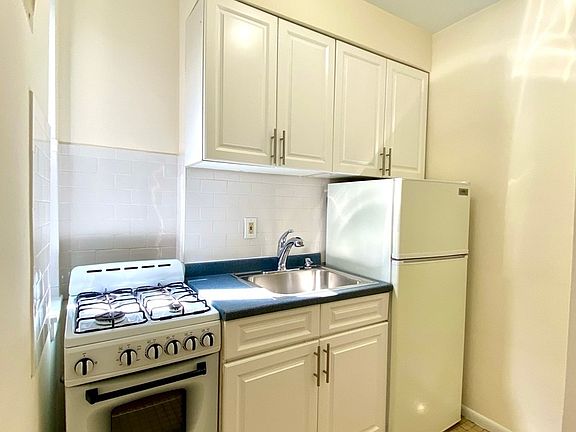 4th image of 425 E 82nd St APT 5C