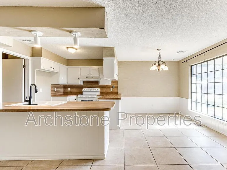 6605 Lyrewood Ln — Photo 2