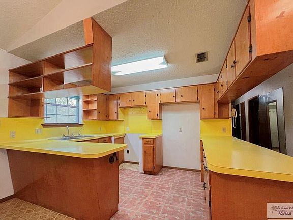 5th image of 218 E Colorado St