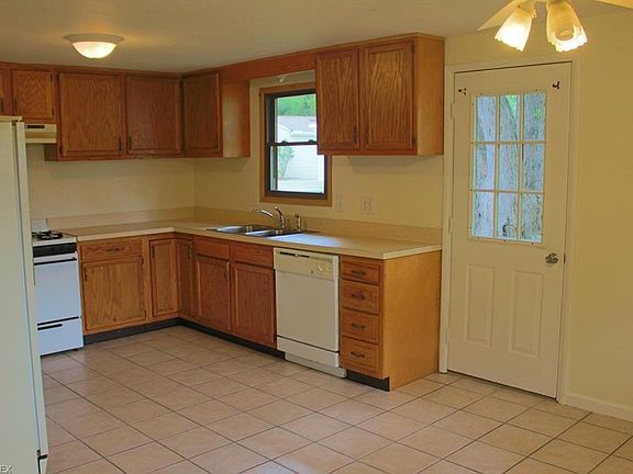 5th image of 1831 Hillsdale Dr
