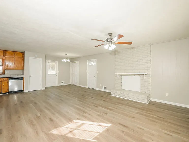 6490 Executive Dr — Photo 3