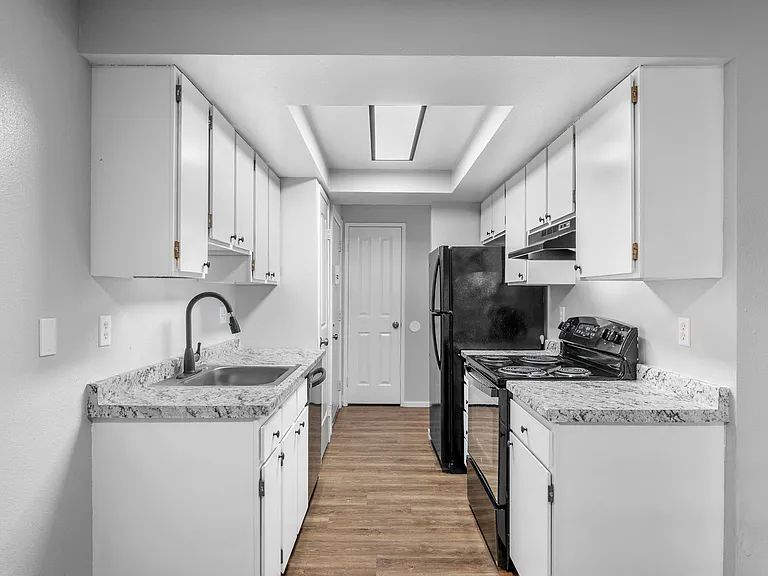 River Court Apartments - Updated Units With A View! — Photo 17