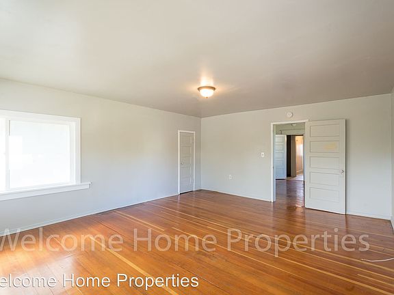 5th image of 206 1/2 W Whitman Dr