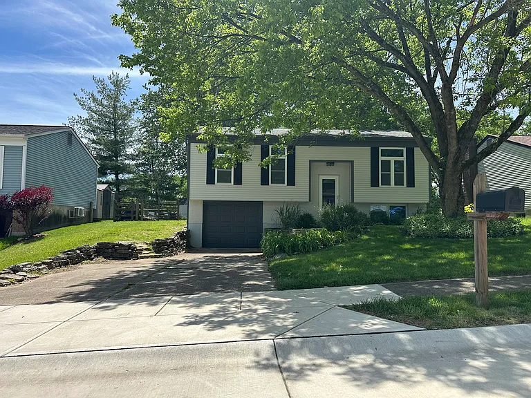 455 Glenview Ct — Photo 1