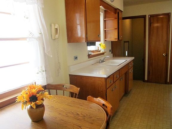 5th image of 6016 N Newburg Ave