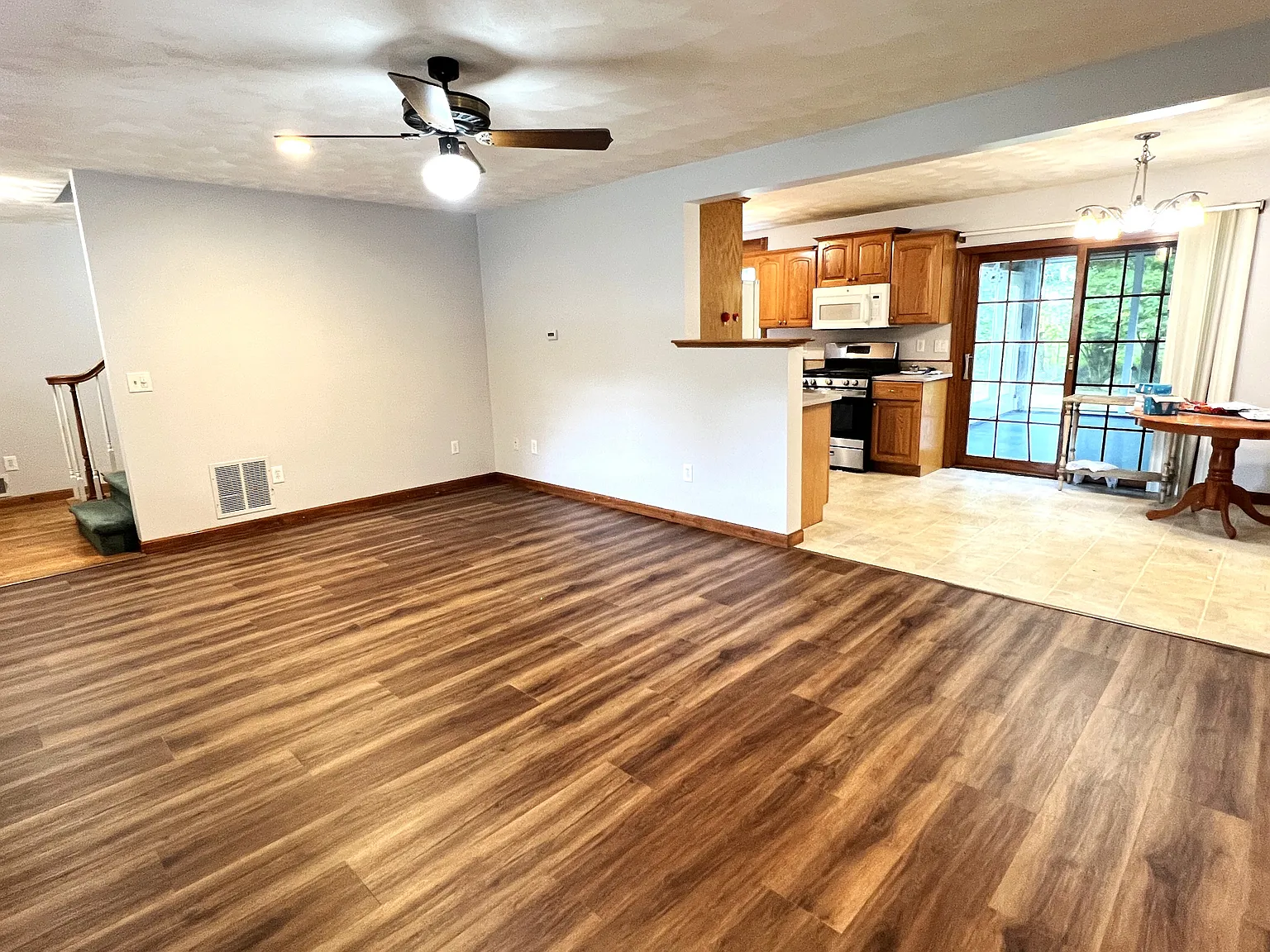 4 bed, 2.5 bath, 3372 sqft, $4,500 — Photo 2
