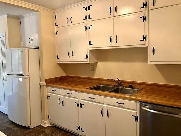 Plenty of cabinets in this pretty kitchen.