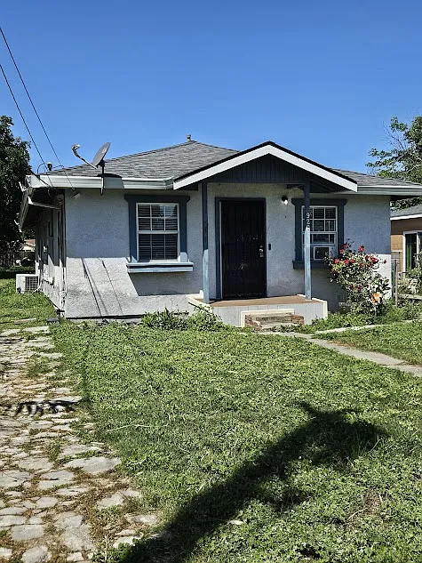 Front yard and driveway - 920 Elm St
