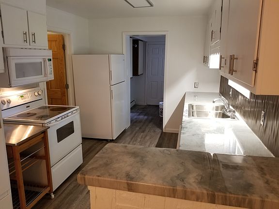 Kitchen with Appliances 