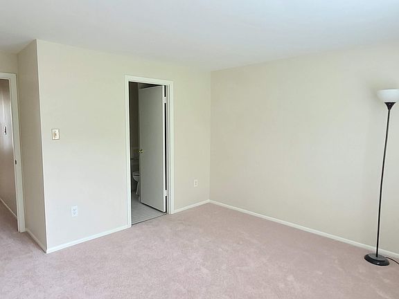 1st Bedroom with en sutie bath/shower.