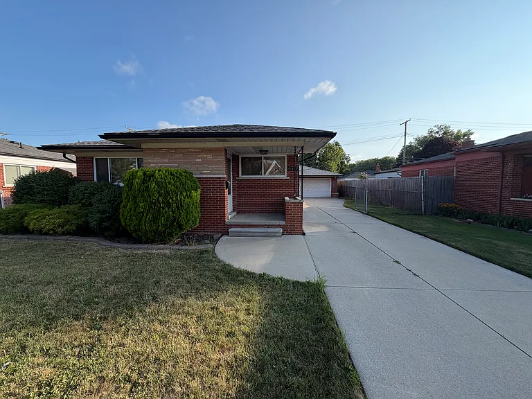 21523 Stephens St — Photo 2