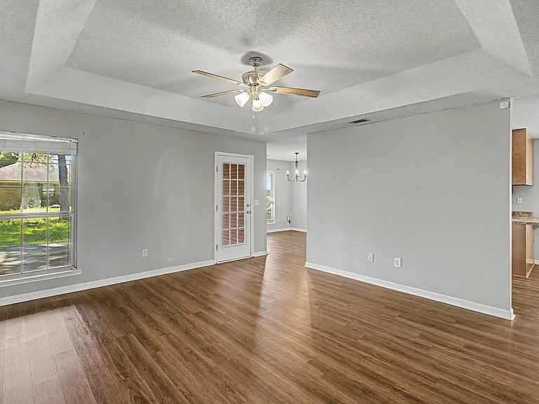 1110 Cornett Ct — Photo 2