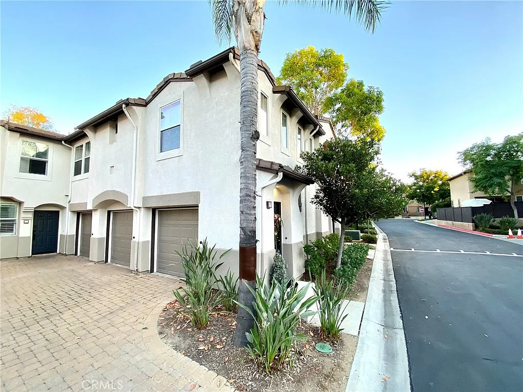 2 bed, 961 sqft, $2,600 — Photo 3