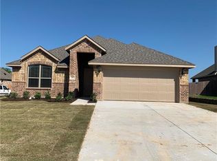 410 Canterbury Dr, Midlothian, TX 76065