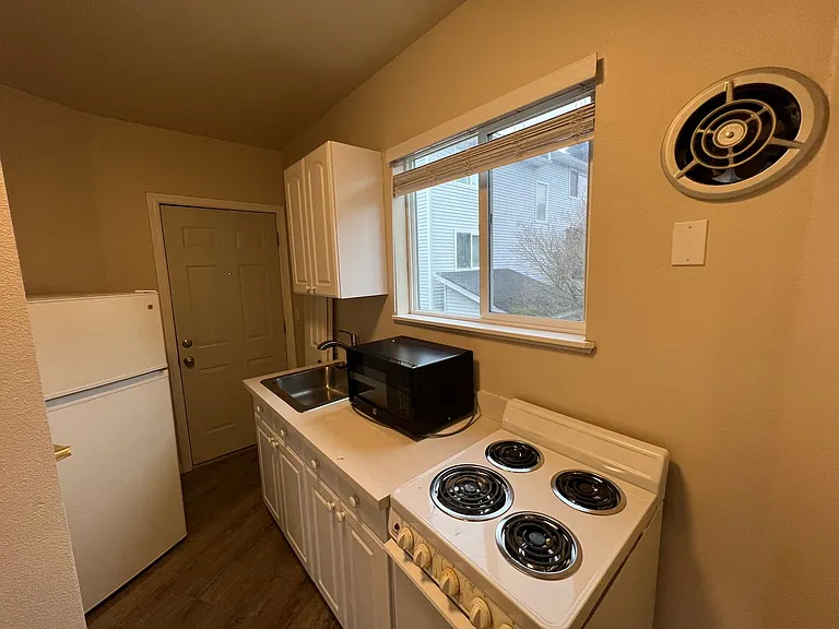 Davis Place Apartments — Photo 7