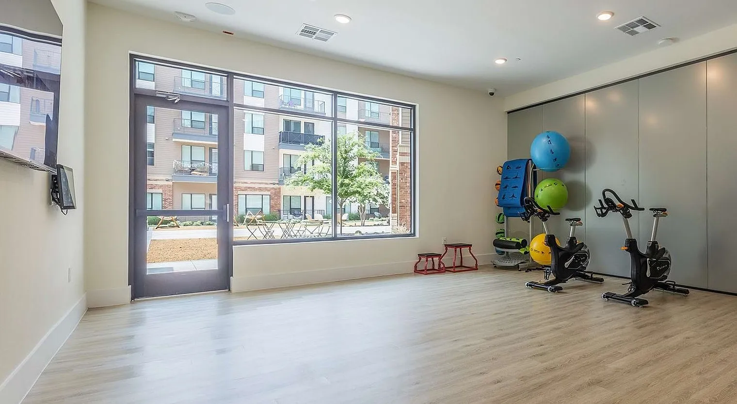 1 bed, 1.0 bath, 7642 sqft, $3,239 — Photo 4