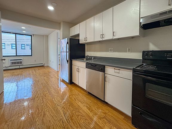 3rd image of 924 Metropolitan Ave APT 306
