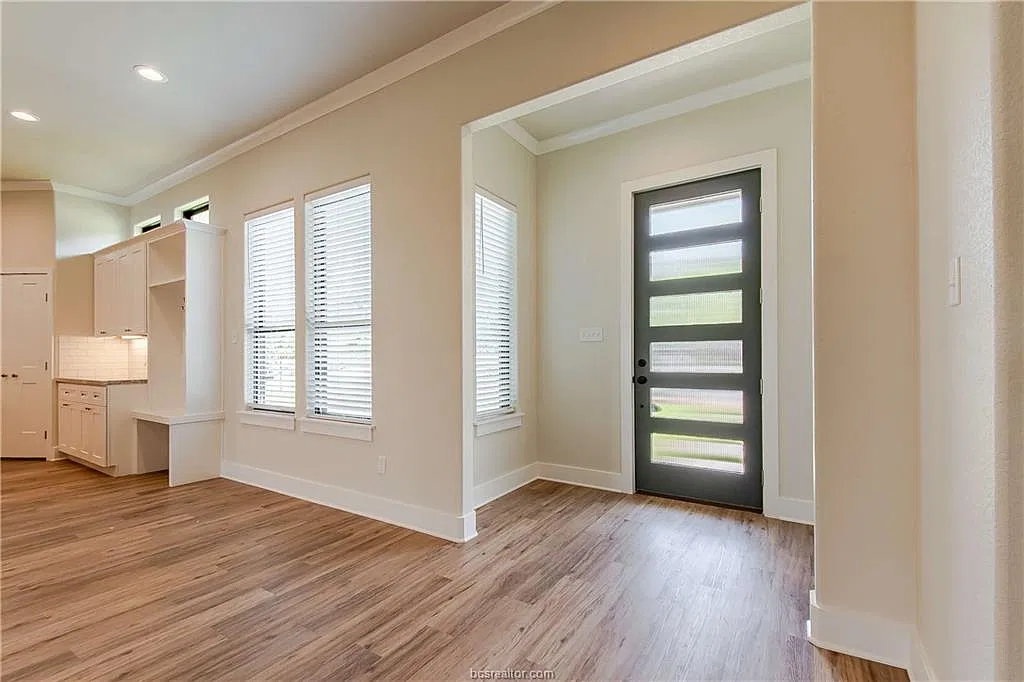 5 bed, 2056 sqft, $4,200 — Photo 4