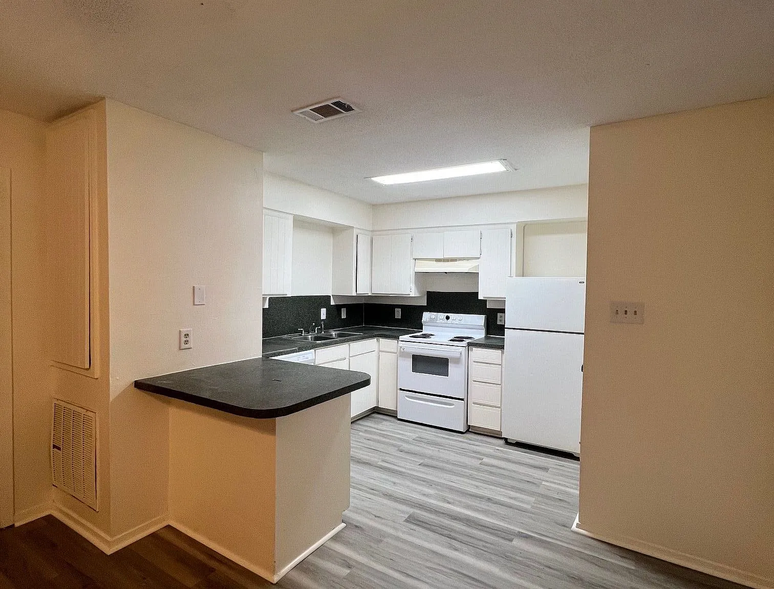 2300 Rusty Ln — Photo 2