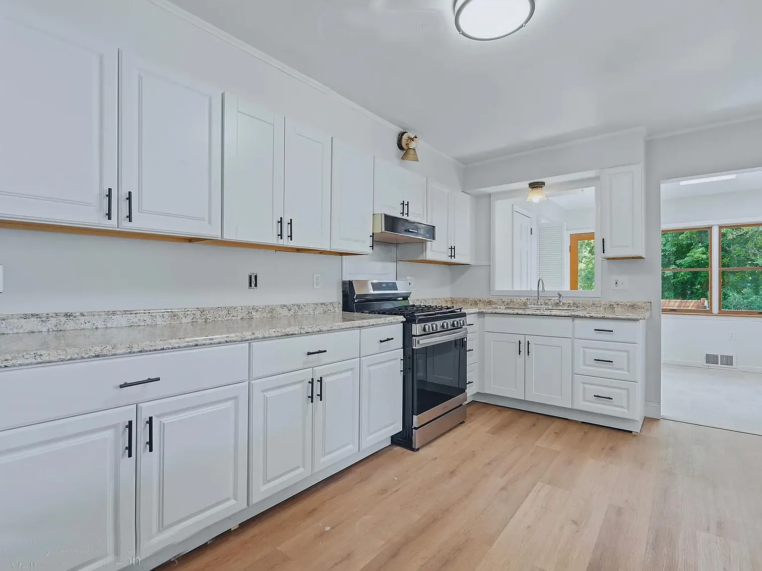 3 bed, 1.5 bath, 1700 sqft, $2,845 — Photo 2