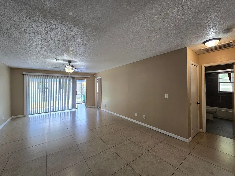 702 SE 47th St #2 — Photo 13