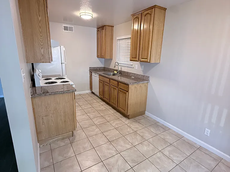 815 E 4th Ave #1 — Photo 5