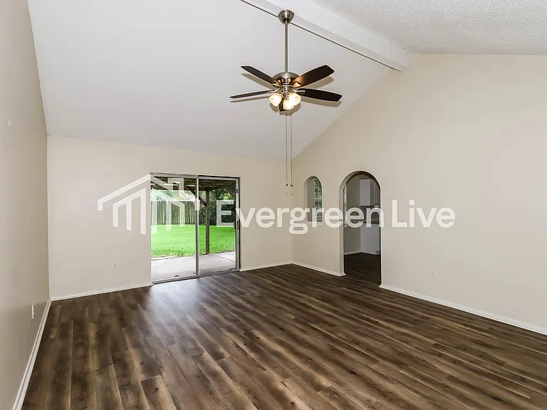 13439 Greenway Dr — Photo 2