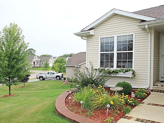 2nd image of 931 Willow Ln #B