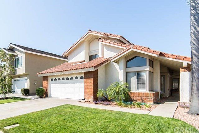 Curb view of Via Princesa