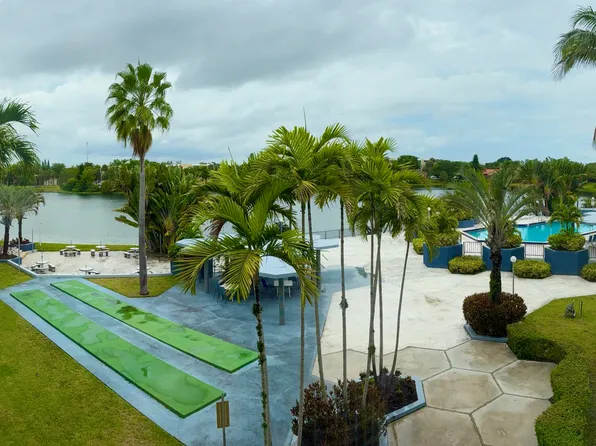 879 NE 195th St APT 227, Miami, FL 33179