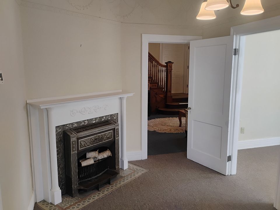 1st image of 380 Glen St Unit A