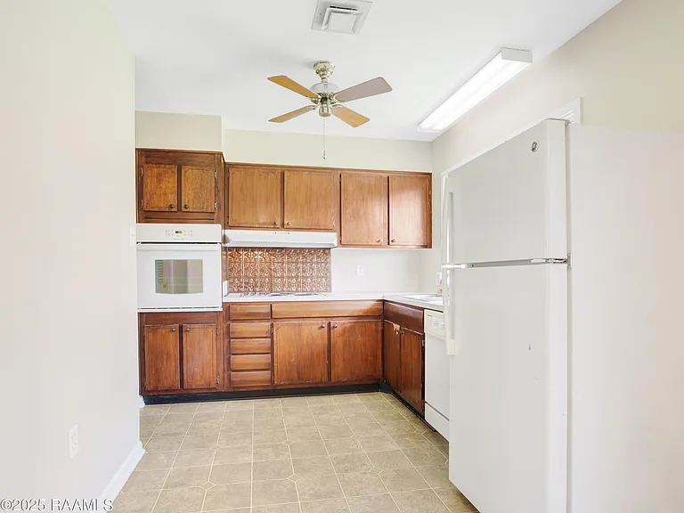 100 Maple Dr — Photo 9