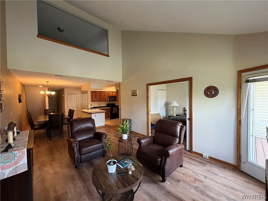 3 bed, 2.0 bath, 1649 sqft, $2,350 — Photo 4