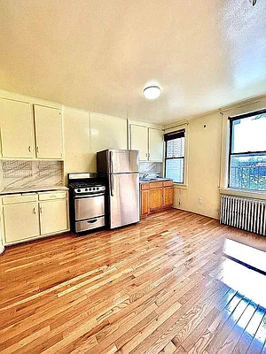 Rented by Standard Living Realty Inc | media 17