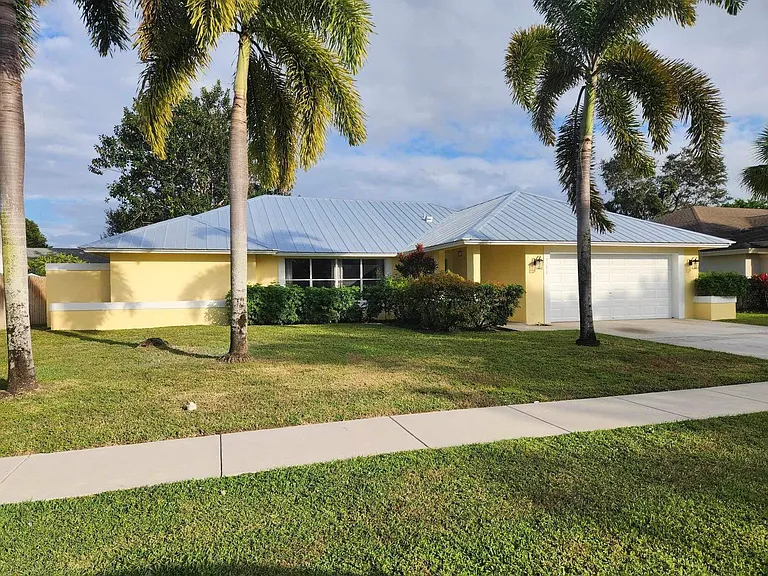 1750 Primrose Ln — Photo 1