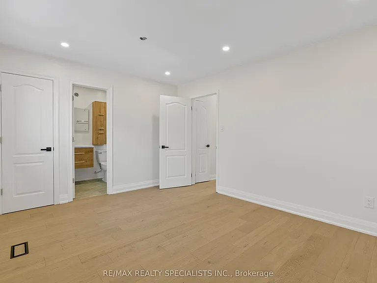 6419 Chaumont Cres #UPPER — Photo 18