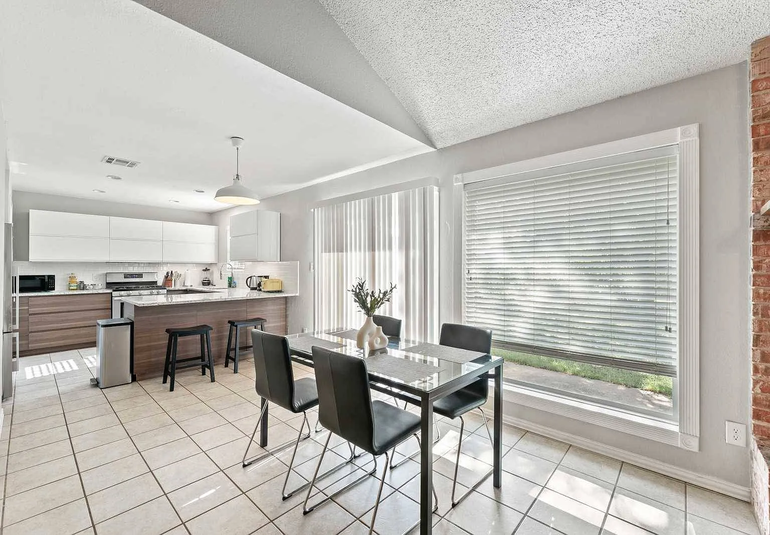 3 bed, 1443 sqft, $3,900 — Photo 2