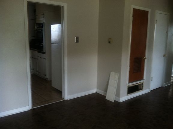 5th image of 305 E Cherokee Dr