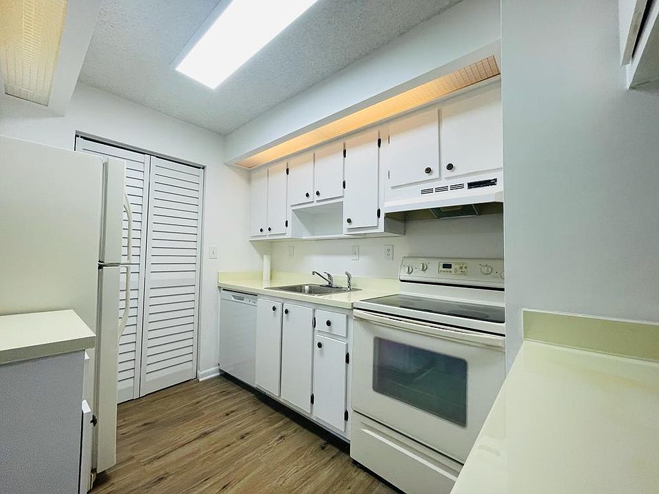 1st image of 925 NE 199th St APT 204