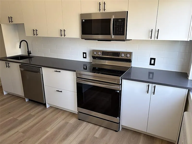 Building Photo - 989 W 20th Ave #105