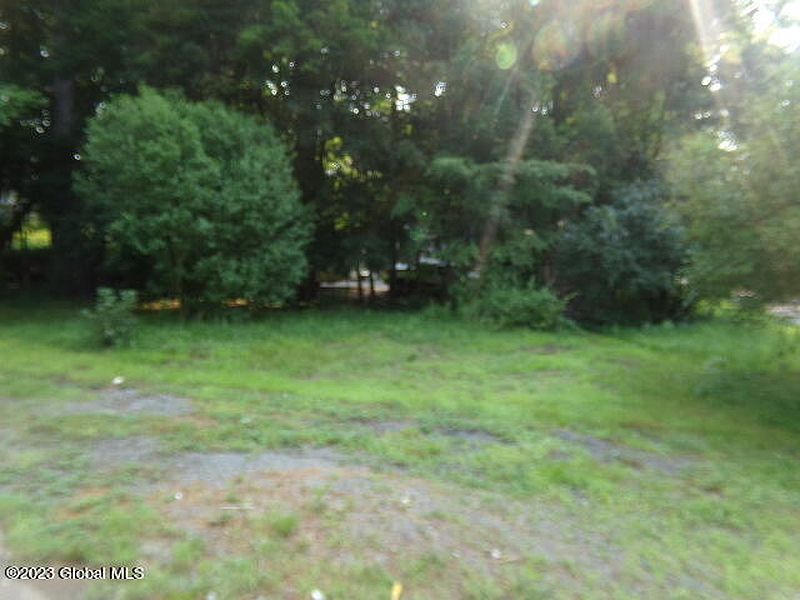 5th image of 1271 Hermance Road