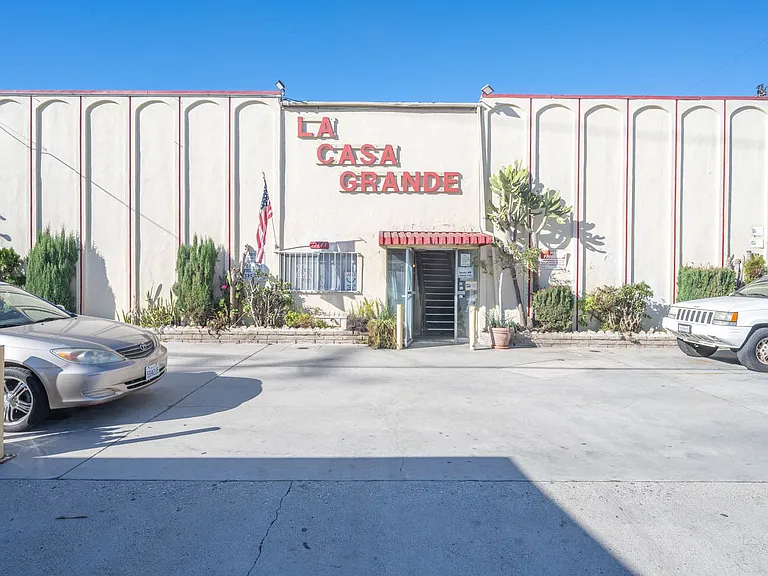 11143 S. Inglewood Ave. — Photo 2