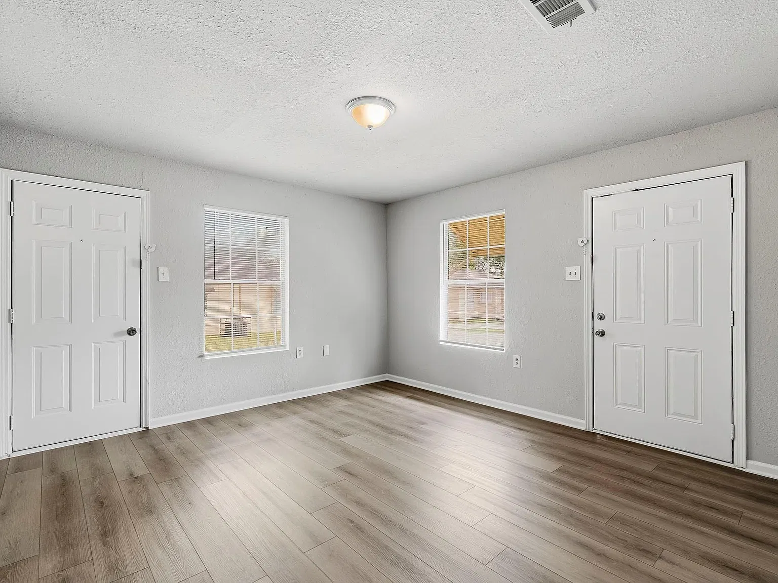 3 bed, 1.0 bath, 858 sqft, $1,200 — Photo 4