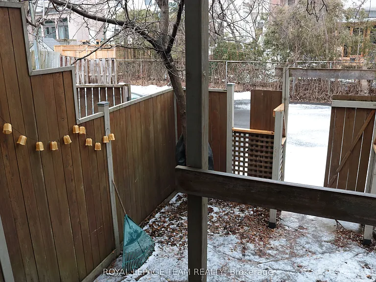 35 Ivy Cres — Photo 17