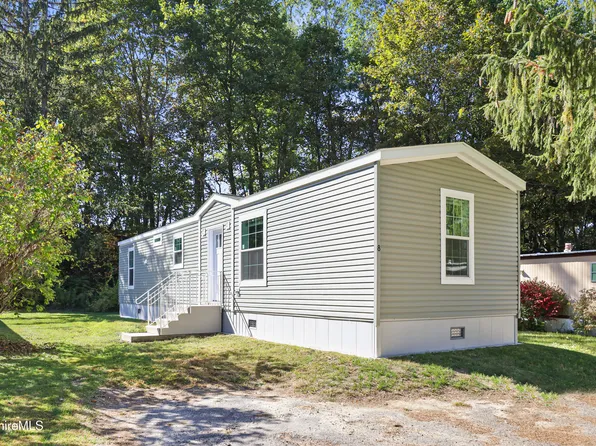 8 Apache Dr, North Adams, MA 01247