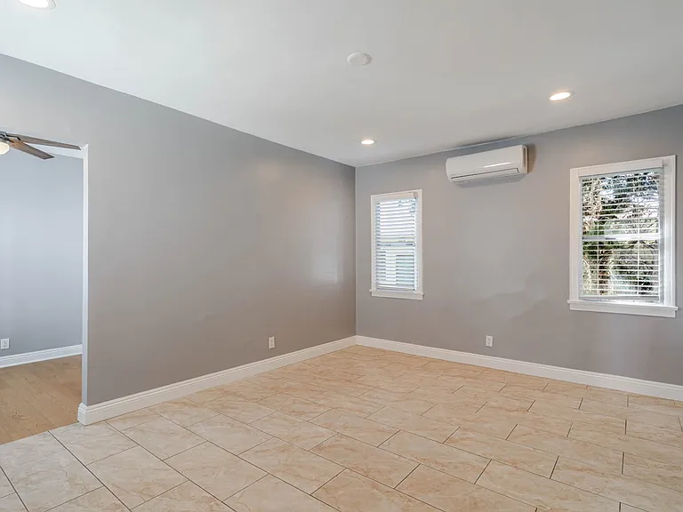 1049 Western Ave #B — Photo 5